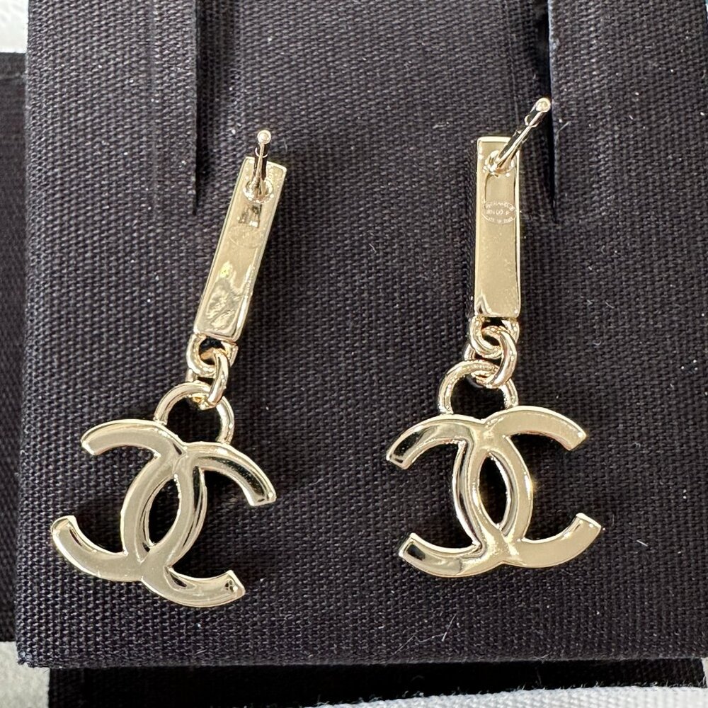 2024P CHANEL GOLD TONE CC LOGO WHITE CRYSTALS DANGLE EARRINGS - Picture 10 of 16